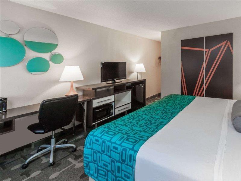 Howard Johnson By Wyndham Romulus Detroit Metro Airport Exterior photo