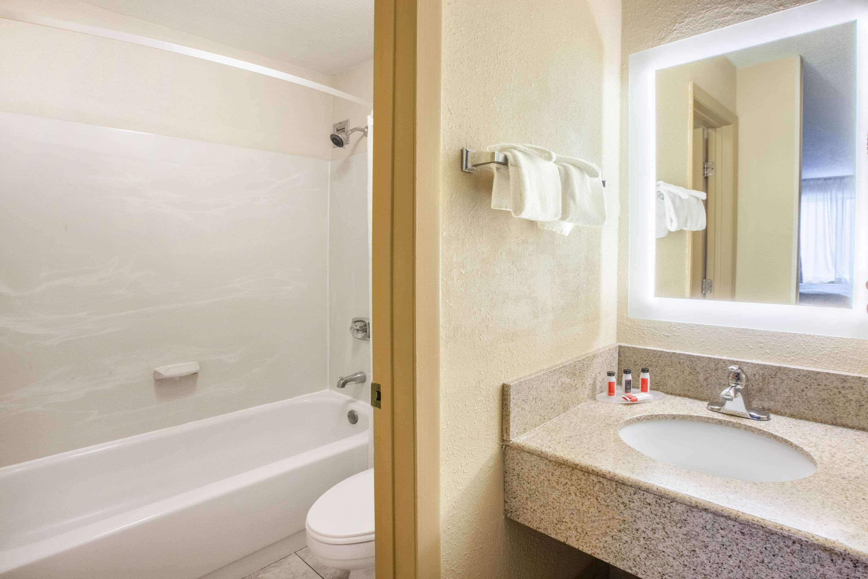 Howard Johnson By Wyndham Romulus Detroit Metro Airport Exterior photo