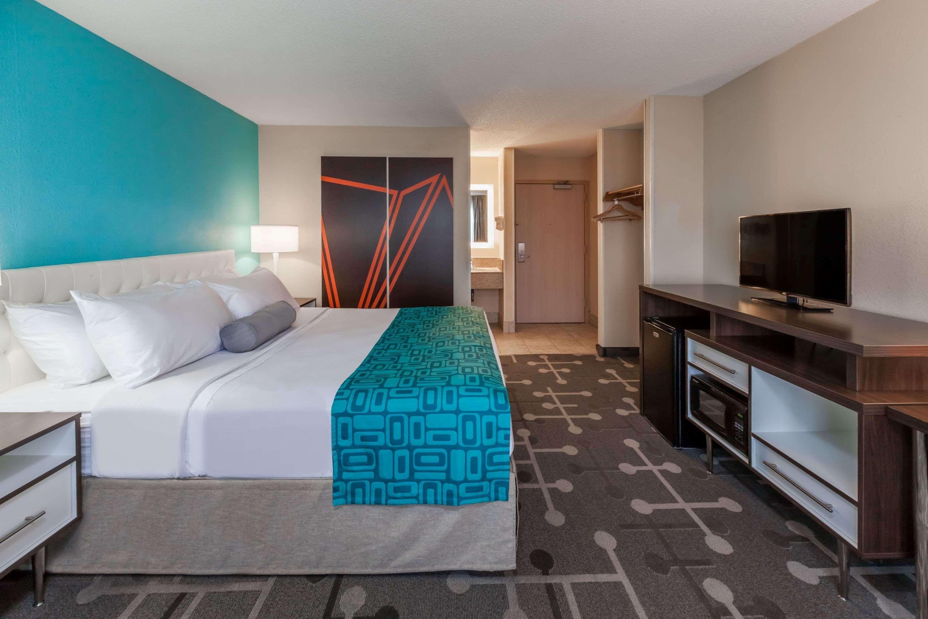 Howard Johnson By Wyndham Romulus Detroit Metro Airport Exterior photo