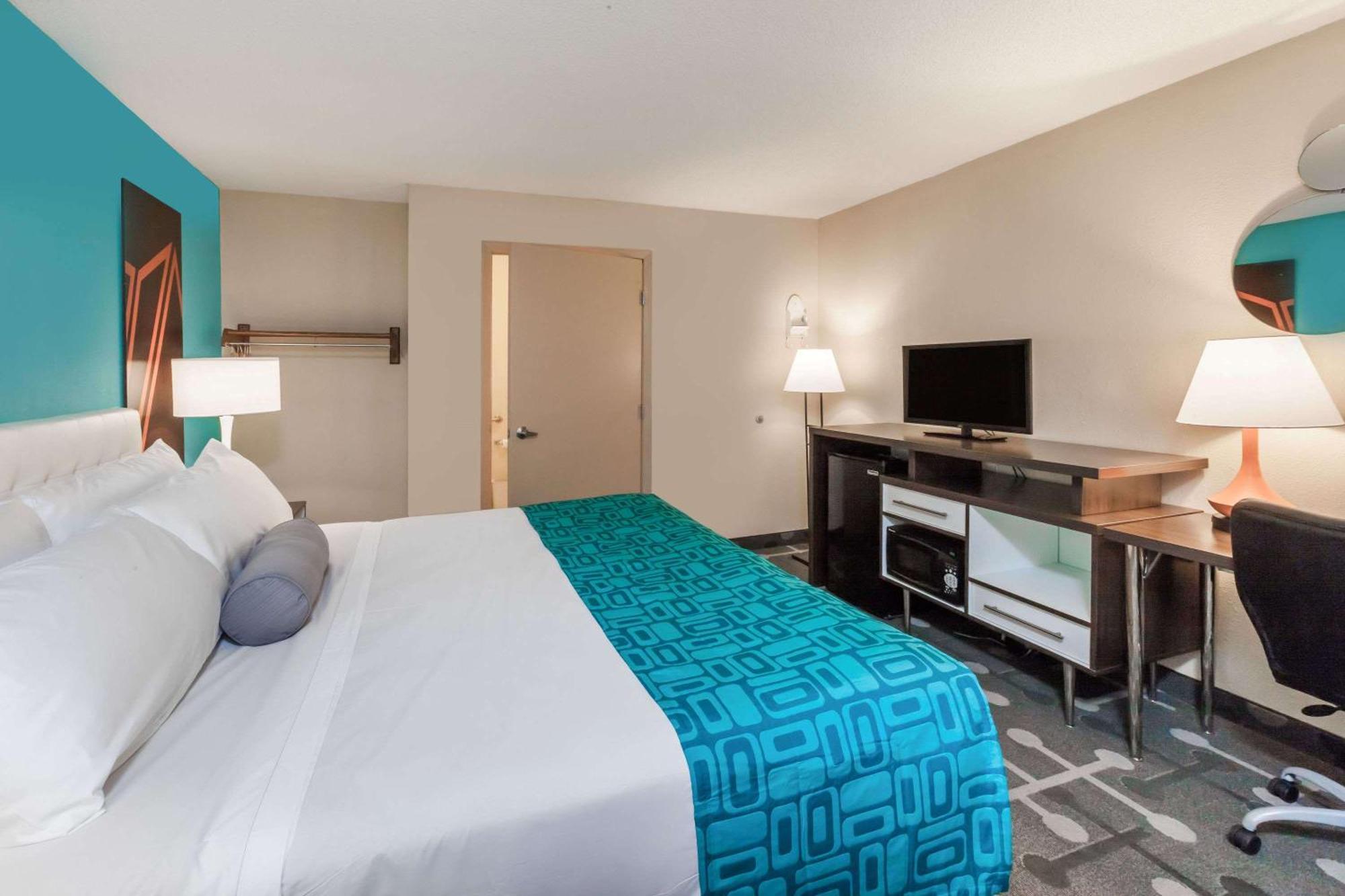 Howard Johnson By Wyndham Romulus Detroit Metro Airport Exterior photo