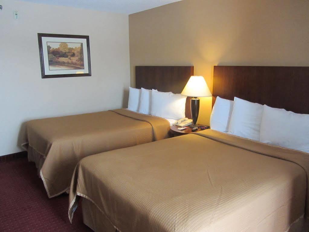 Howard Johnson By Wyndham Romulus Detroit Metro Airport Exterior photo
